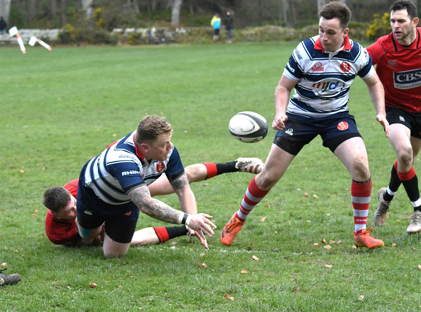 Lewis Scott offloads to Ben Taylor. Picture: James Officer