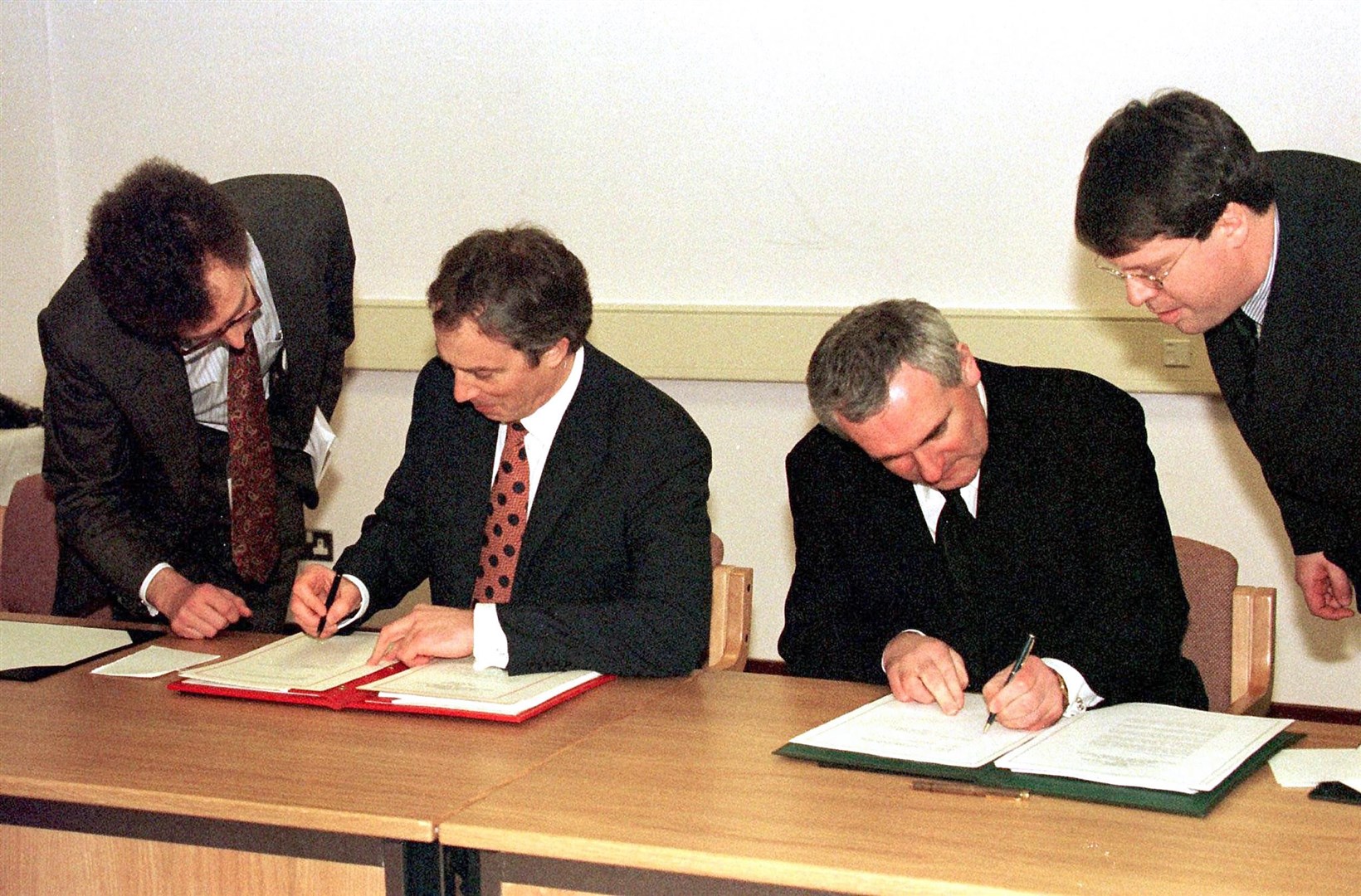 The two leaders signing the agreement in 1998 (PA)