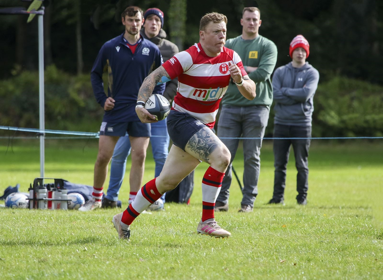 Lewis Scott gets ready to take on the opposition defence. Picture: John MacGregor