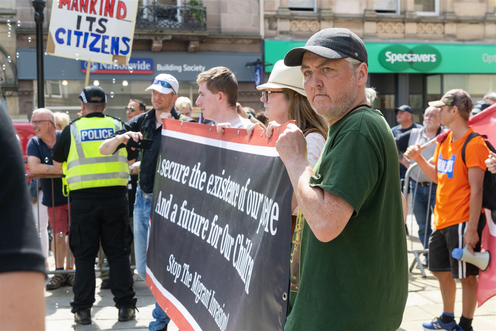 Crowds oppose far-right protest in Elgin