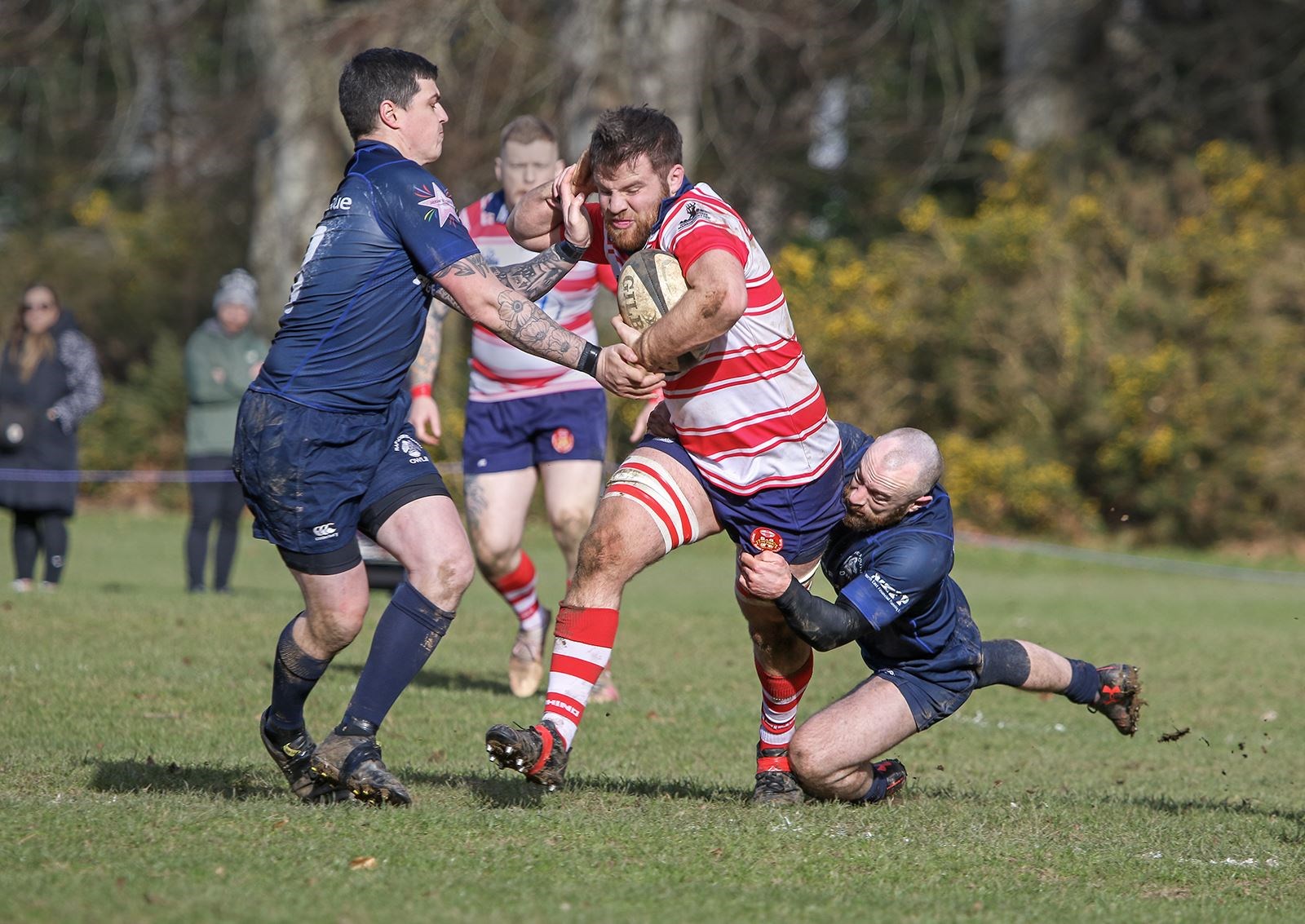 Neil Alexander drives through two defenders. Picture: John MacGregor