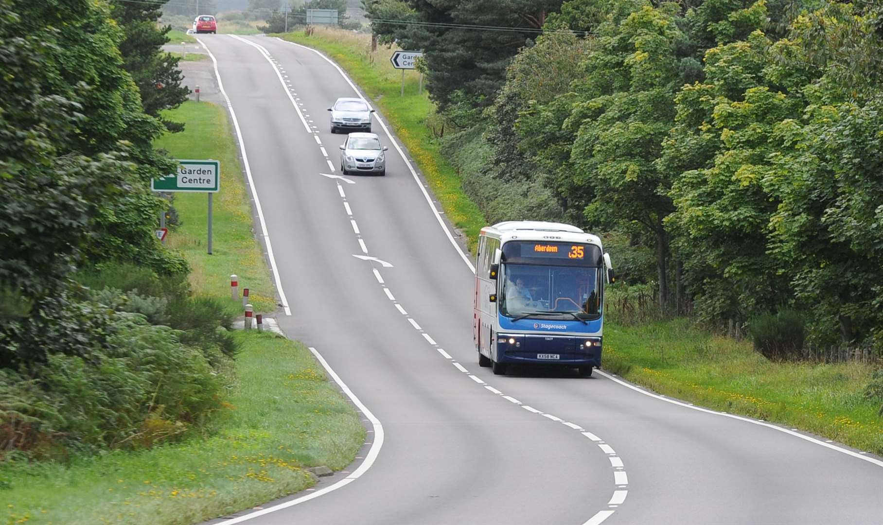 Picture: Eric Cormack. Image No.038854. BUS SERVICE 35 PASSES THREAPLANDS.