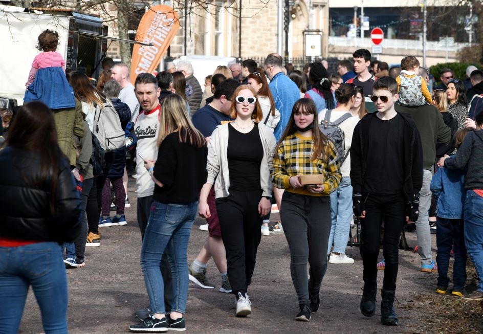 Fine weather and good food draw in the crowds at the Highland Food and Drink Trail.