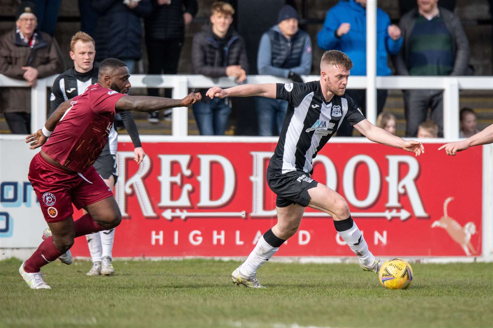 Elgin City forward Josh Peters on the ball. Picture: Daniel Forsyth.