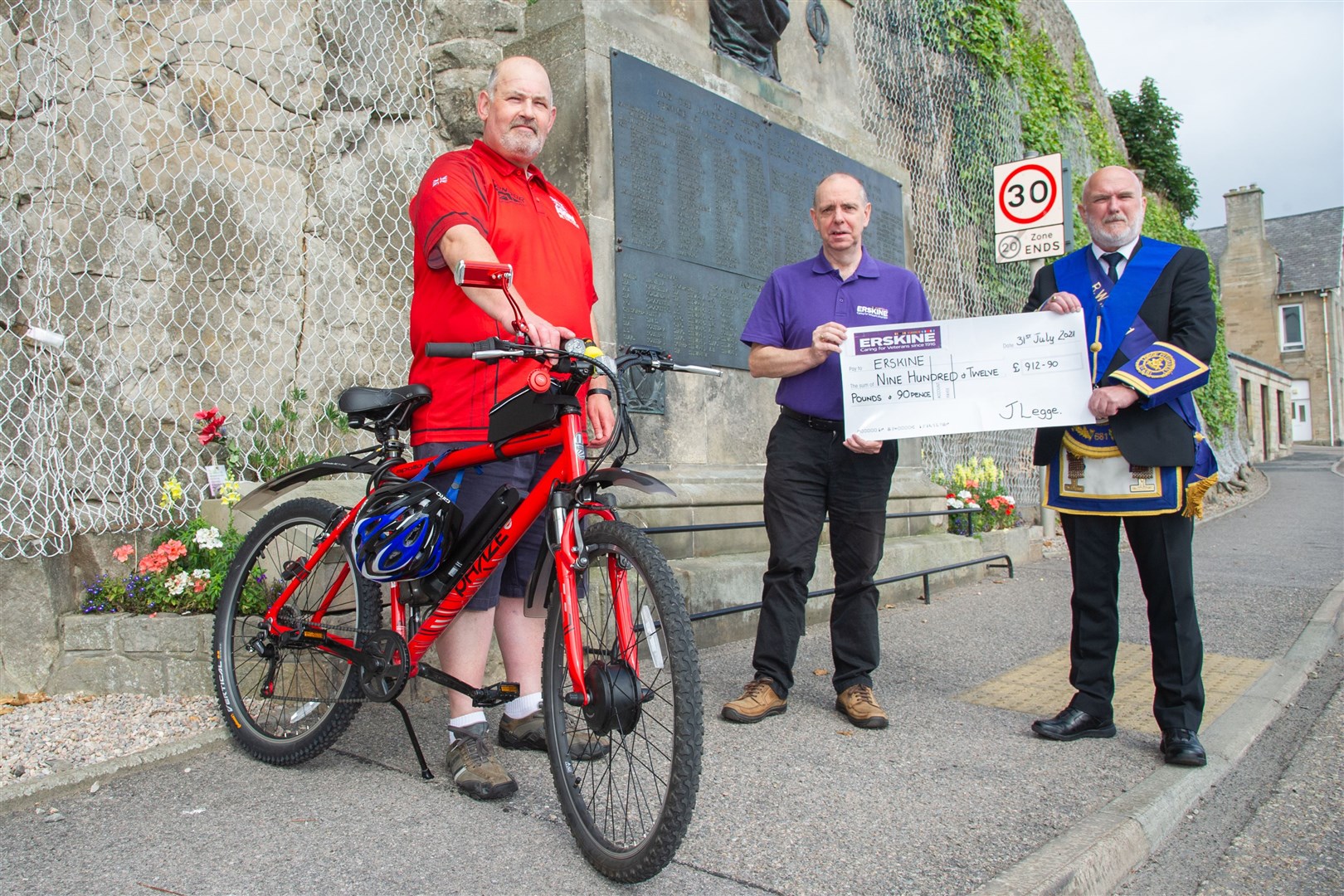 Jim Legge has cycled 681 miles for the Erskine Veterans charity. Also pictured are Michael Jamieson (Erskine community fundraiser) and Keith Beaumont (Master of the Pitgavney Lodge). Picture: Daniel Forsyth..