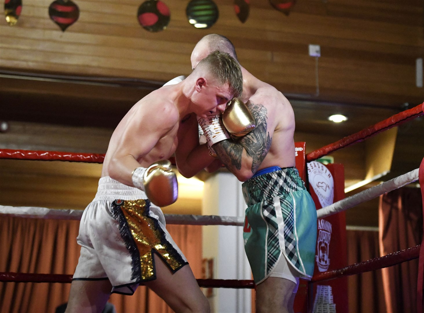 Fraser Wilkinson and Corey McCulloch in action. ..Scottish professional Super Welterweight Title at Elgin Town Hall, December 17th 2022. ..Picture: Beth Taylor.