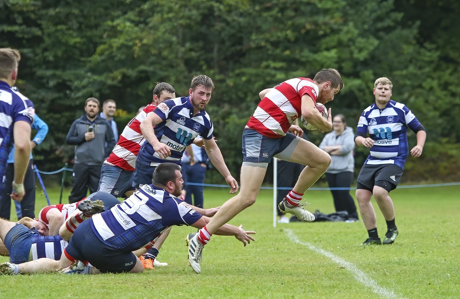Double try scorer Stewart Bright gets ready to score for Moray. Photo: John MacGregor.