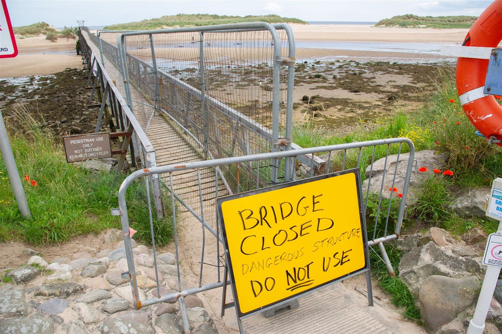 The Lossiemouth East Beach footbridge has been closed to the public due to safety concerns...Picture: Daniel Forsyth. Image No.044511.