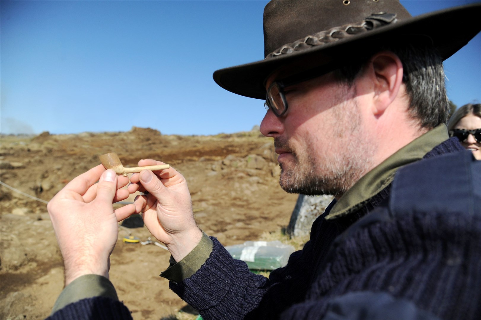 Archaeologist Peter Bye-Jensen with a clay pipe found today at Blackmiddens. Picture: Eric Cormack. Image No.043639.