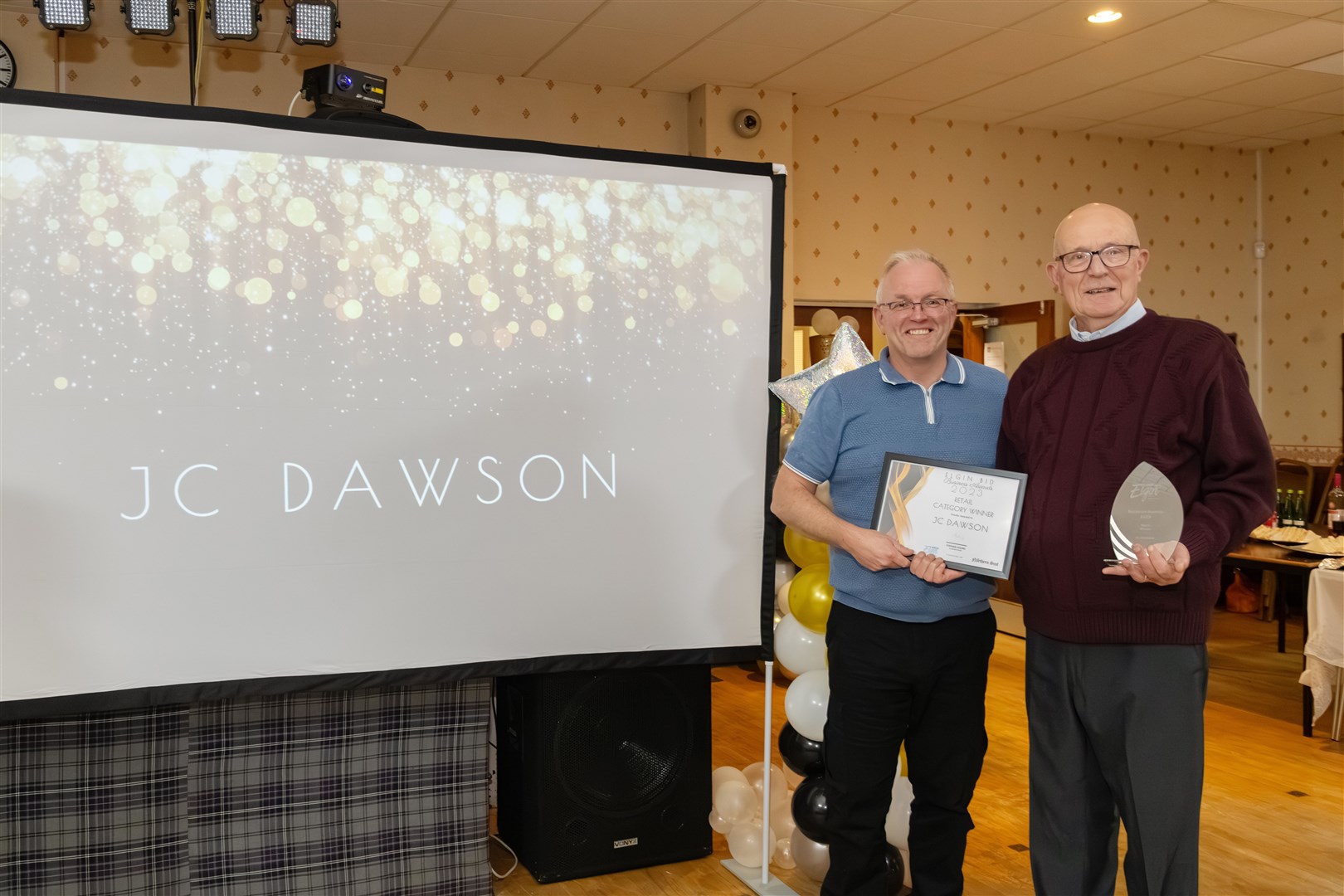 Chris Saunderson (left) presents the retail award to Michael Dawson. Picture: Beth Taylor