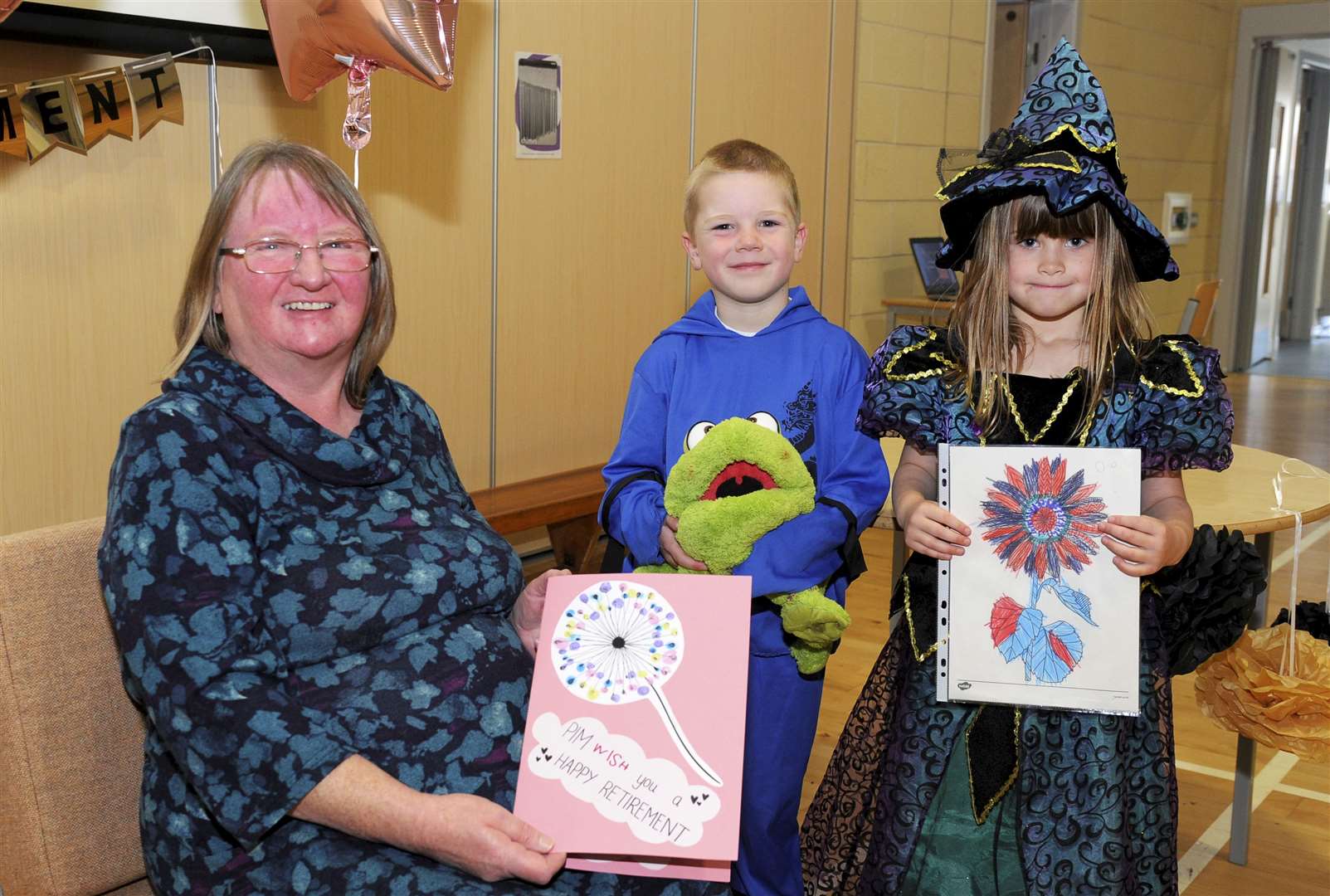 Margaret Gray receives cards from P1 pupils Innes Stables and Lucy Craig. Picture: Eric Cormack