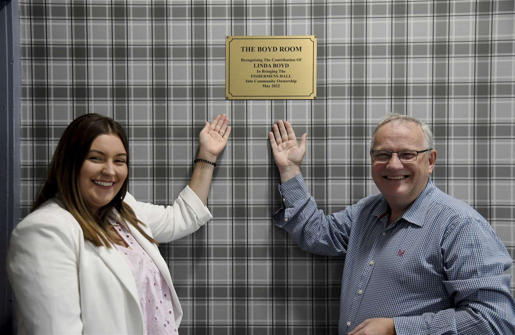 Linda Boyd's daughter Ruth Watt and Fishermen's Hall Trust chairman Gifford Leslie unveil the plaque at the Boyd Room. Picture: Beth Taylor..