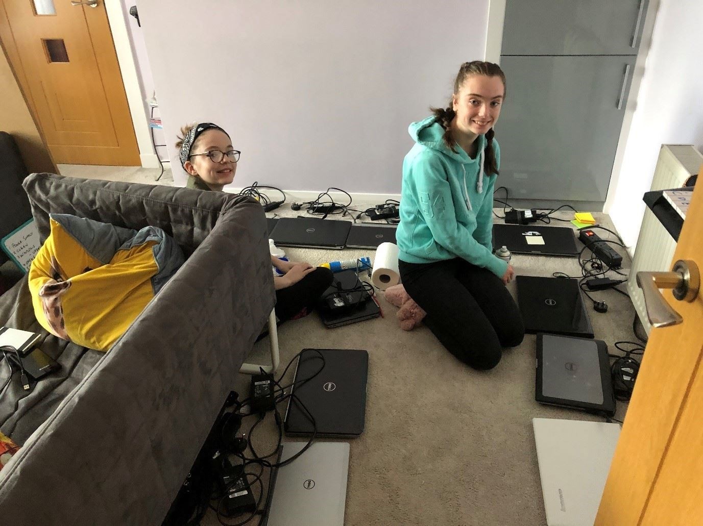 Lily et Katie Dunbar avec les ordinateurs portables.