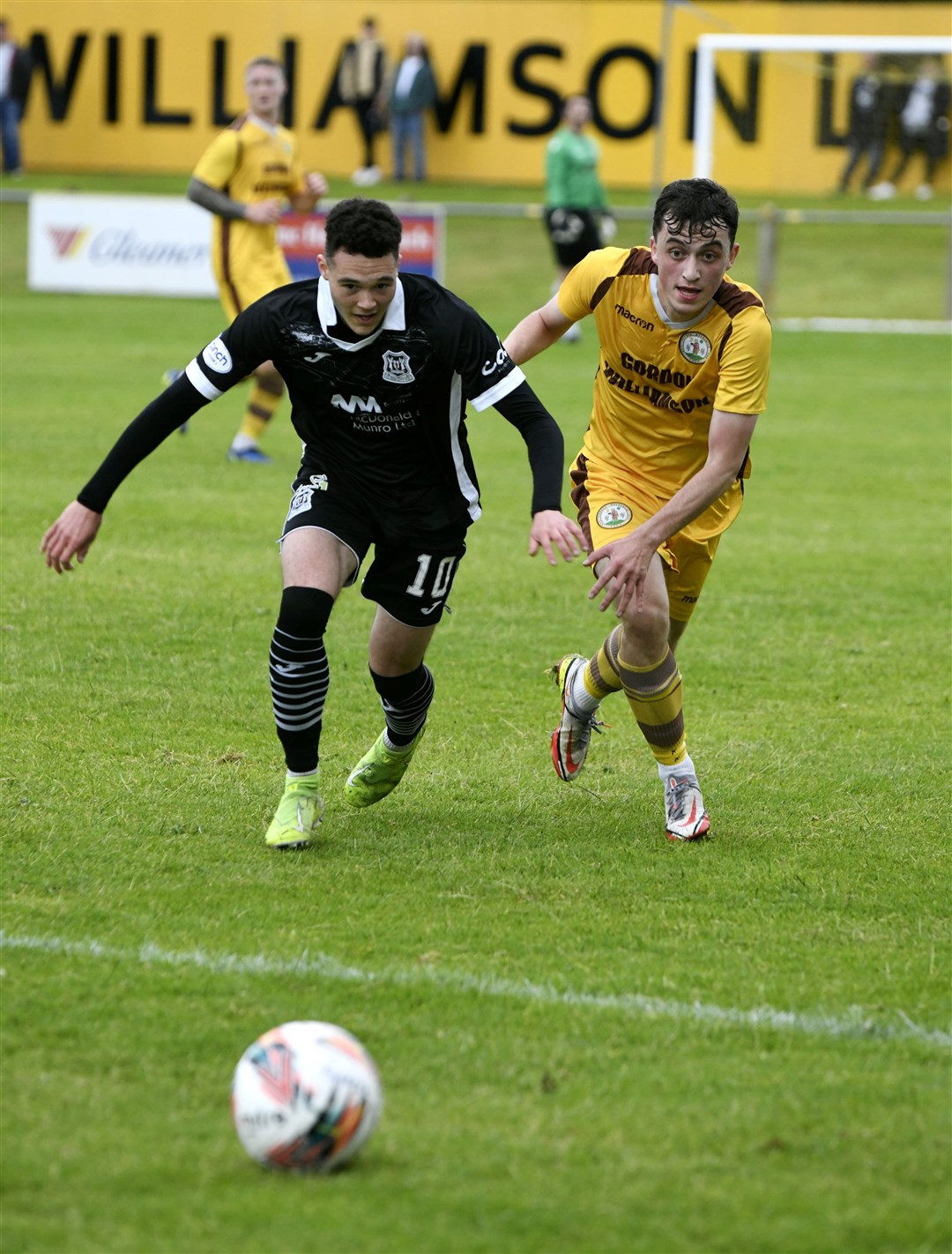 Elgin City's Dylan Lawrence races to get the ball ahead of Forres Mechanics' Kane Davies. Picture: Beth Taylor.