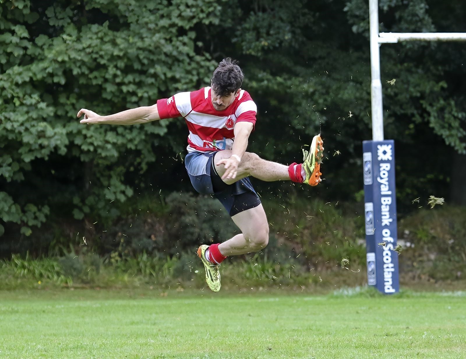 Calum Archibald launches the ball forward. Photo: John MacGregor.