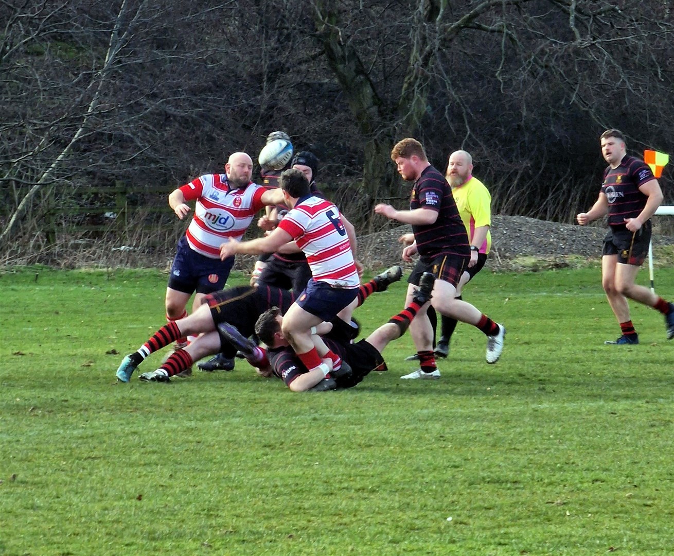 Marc Higgins reaches for loose ball. Picture: Grant Mitchell
