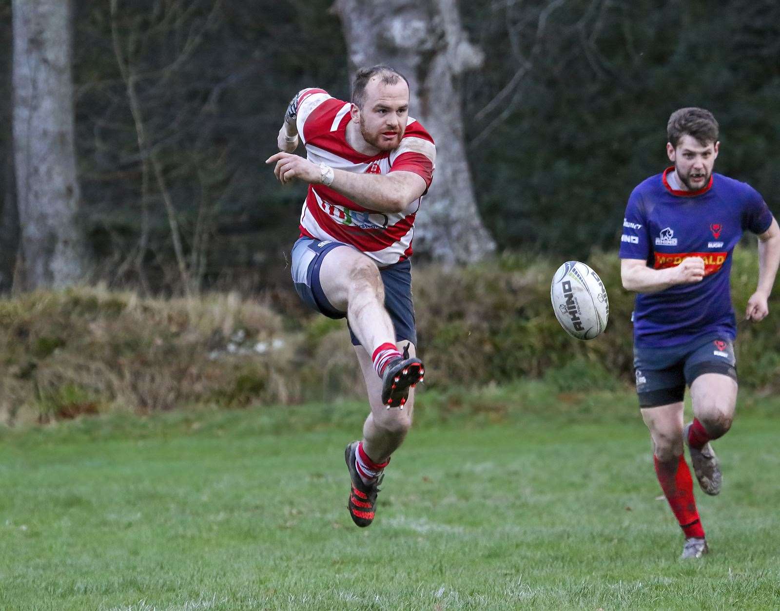 Euan Kirkwood kicking. Photo: John MacGregor