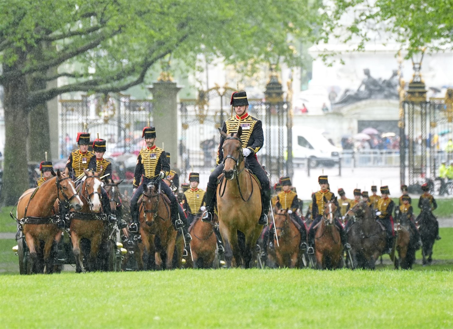 The King’s Troop Royal Horse Artillery arrive for the gun salute (Yui Mok/PA)