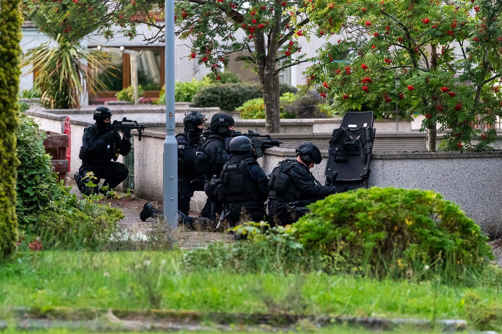 Councillors Walk, Elgin. Police firearms officers backed with police dogs raiding a house in Councillors Walk. August 20, 2019. Picture: Brian Smith, Jasperimage.
