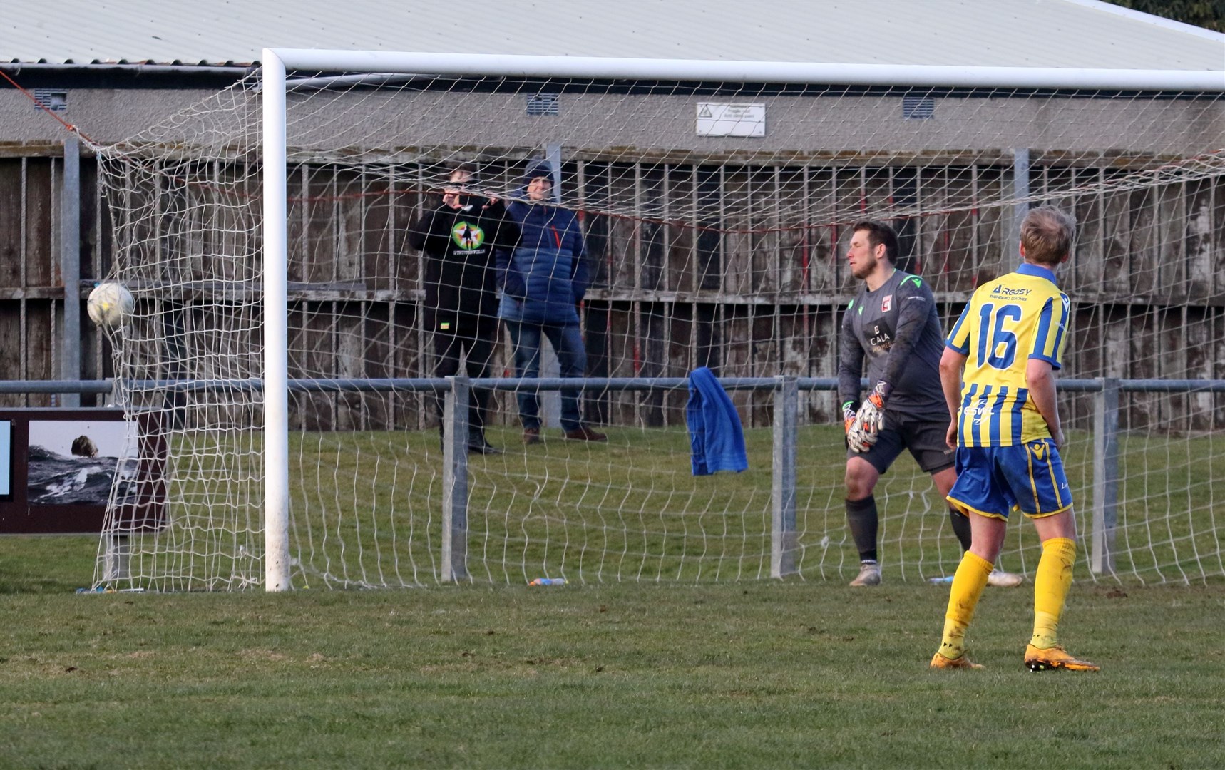 Locos keeper Andy Reid can only watch in despair as Max Stewart's 30 yard free kick swerves past him to win the game for Deveronvale. Picture: David Porter