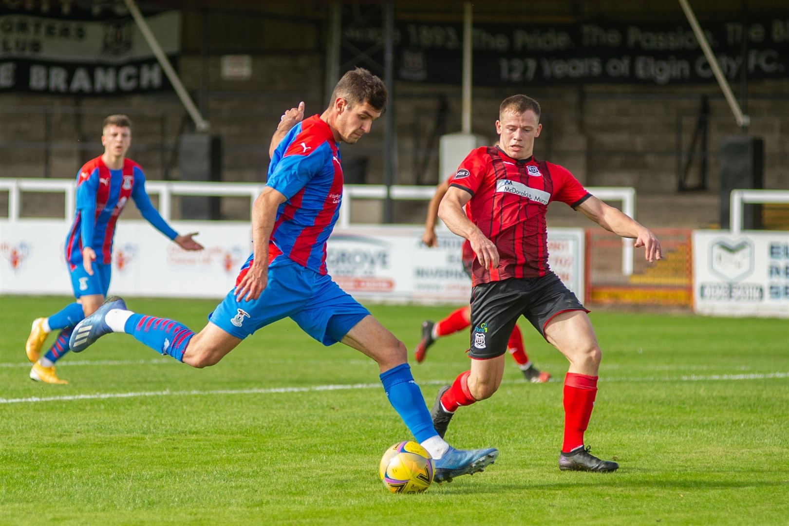 Elgin City centre back Angus Mailer closes in on Inverness Caley Thistle forward Nikolay Todorov. Picture: Daniel Forsyth..