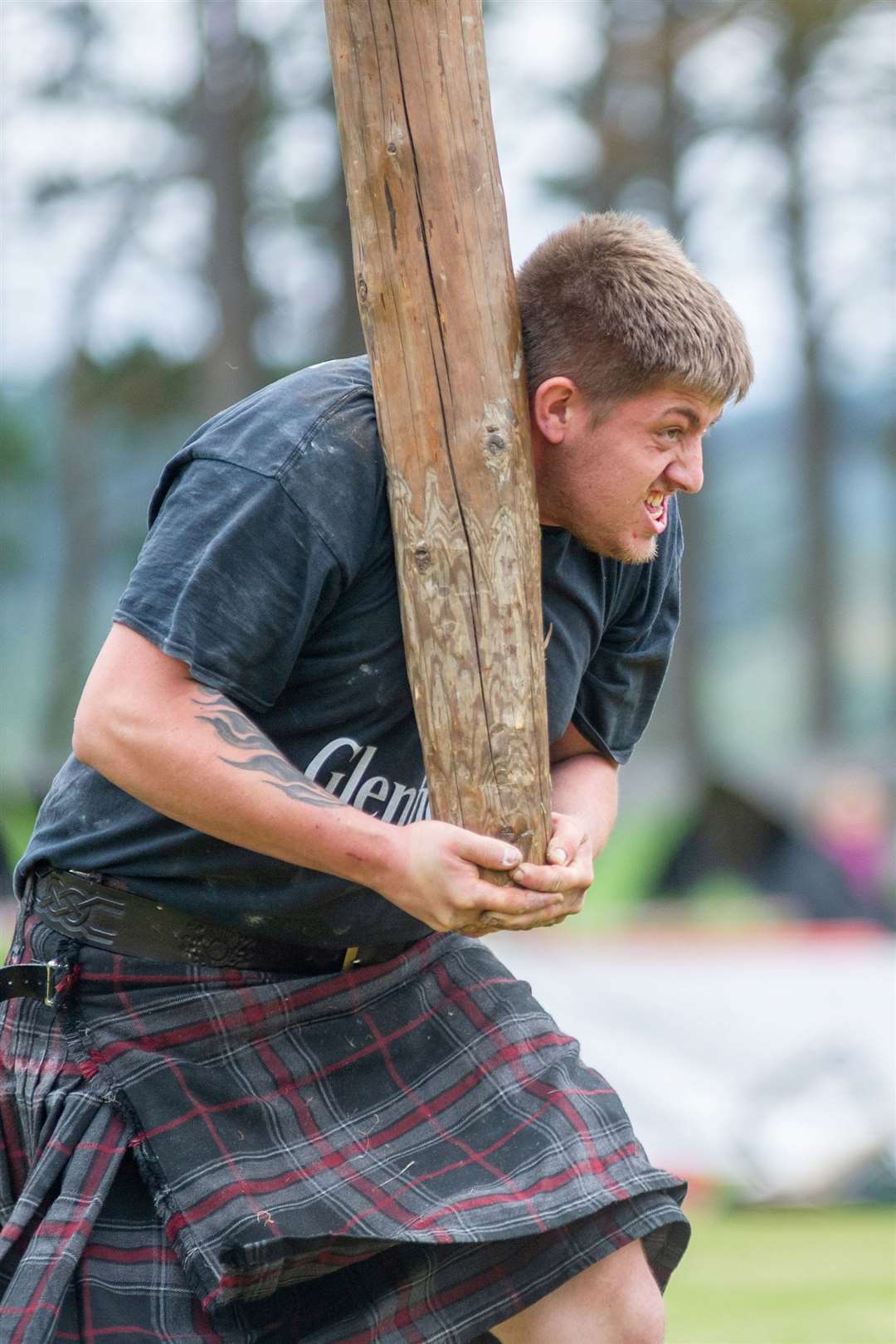 Insch's James Young tosses the caber in the Junior Heavyweight competition Picture: Daniel Forsyth. Image No.044479.