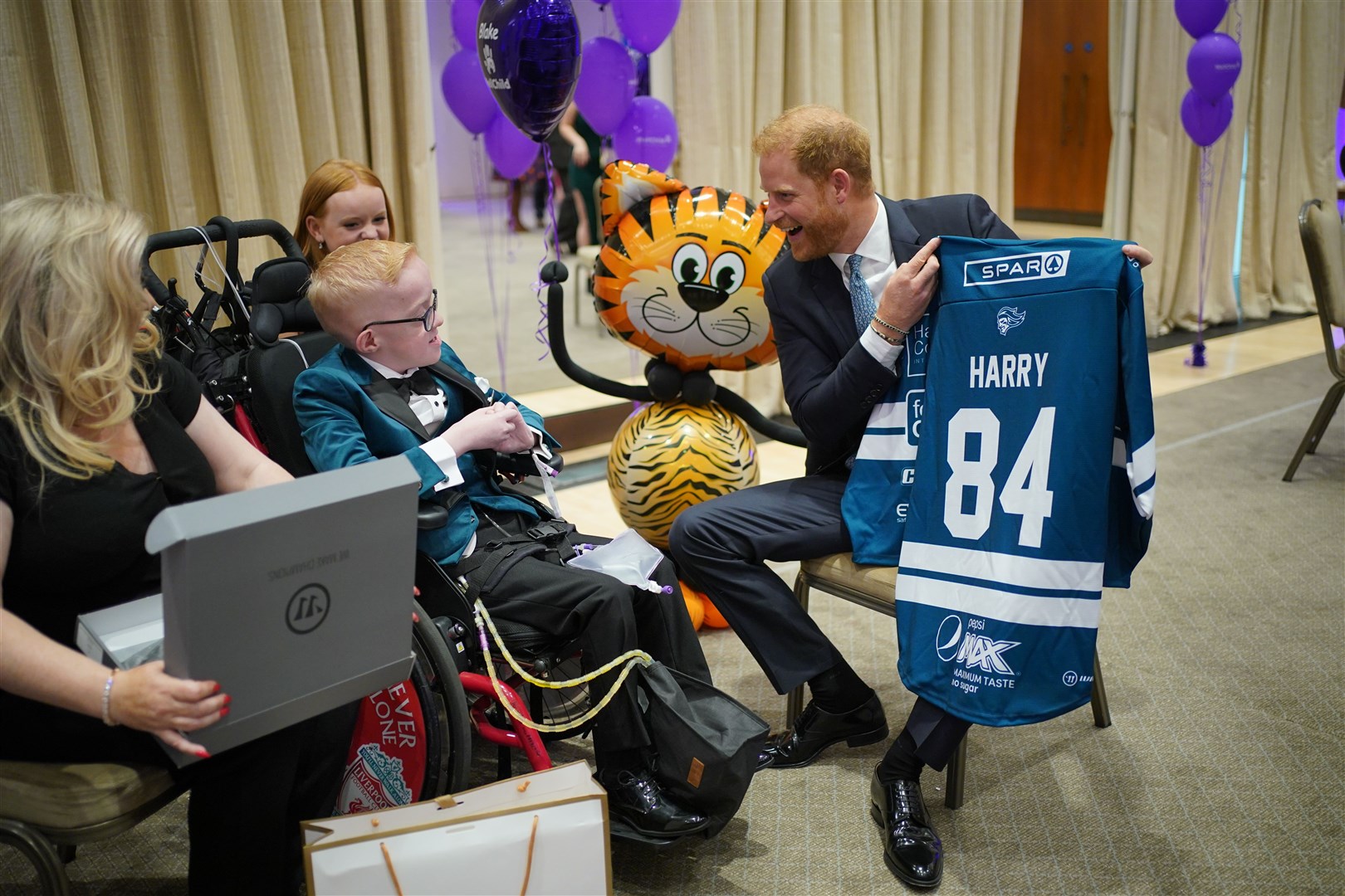Harry was given an ice hockey shirt by award-winner Blake McCaughey from Co Armagh (Yui Mok/PA)