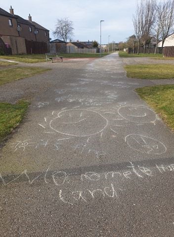 These chalk drawings were spotted in New Elgin.