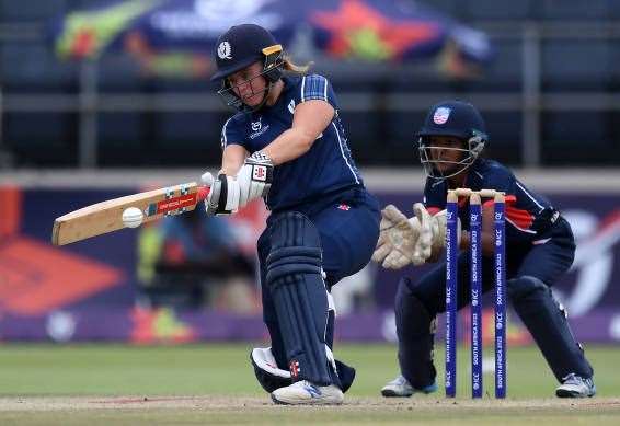 La schietta giocatrice di cricket Ailsa Lister porta la squadra femminile scozzese alla vittoria sull’Italia con mezzo secolo di imbattibilità nelle qualificazioni alla Coppa del Mondo ICC T20 in Spagna