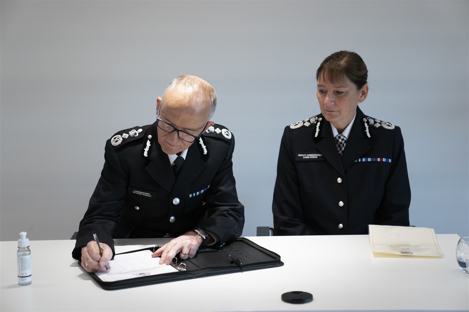 Sir Mark Rowley and Deputy Commissioner Lynne Owens sign the Warrant Register at New Scotland Yard (Kirsty O’Connor/PA)
