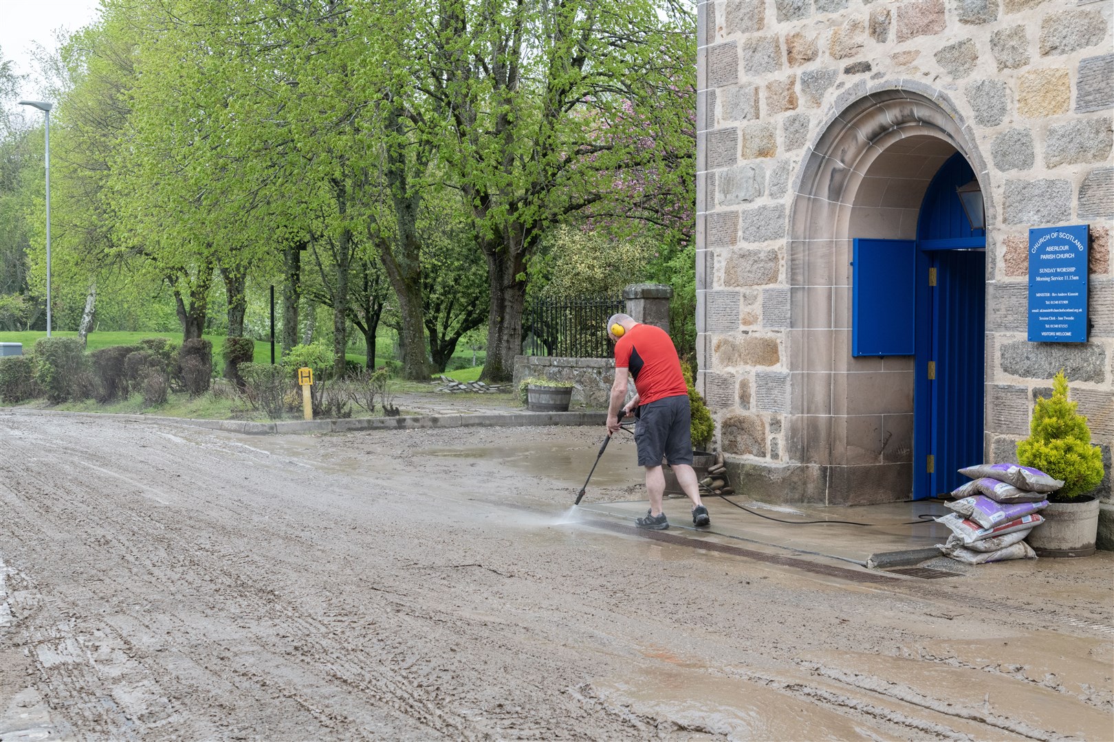 Members of the public trying to get rid of some of the debris caused by the floods in Aberlour. ..Picture: Beth Taylor.