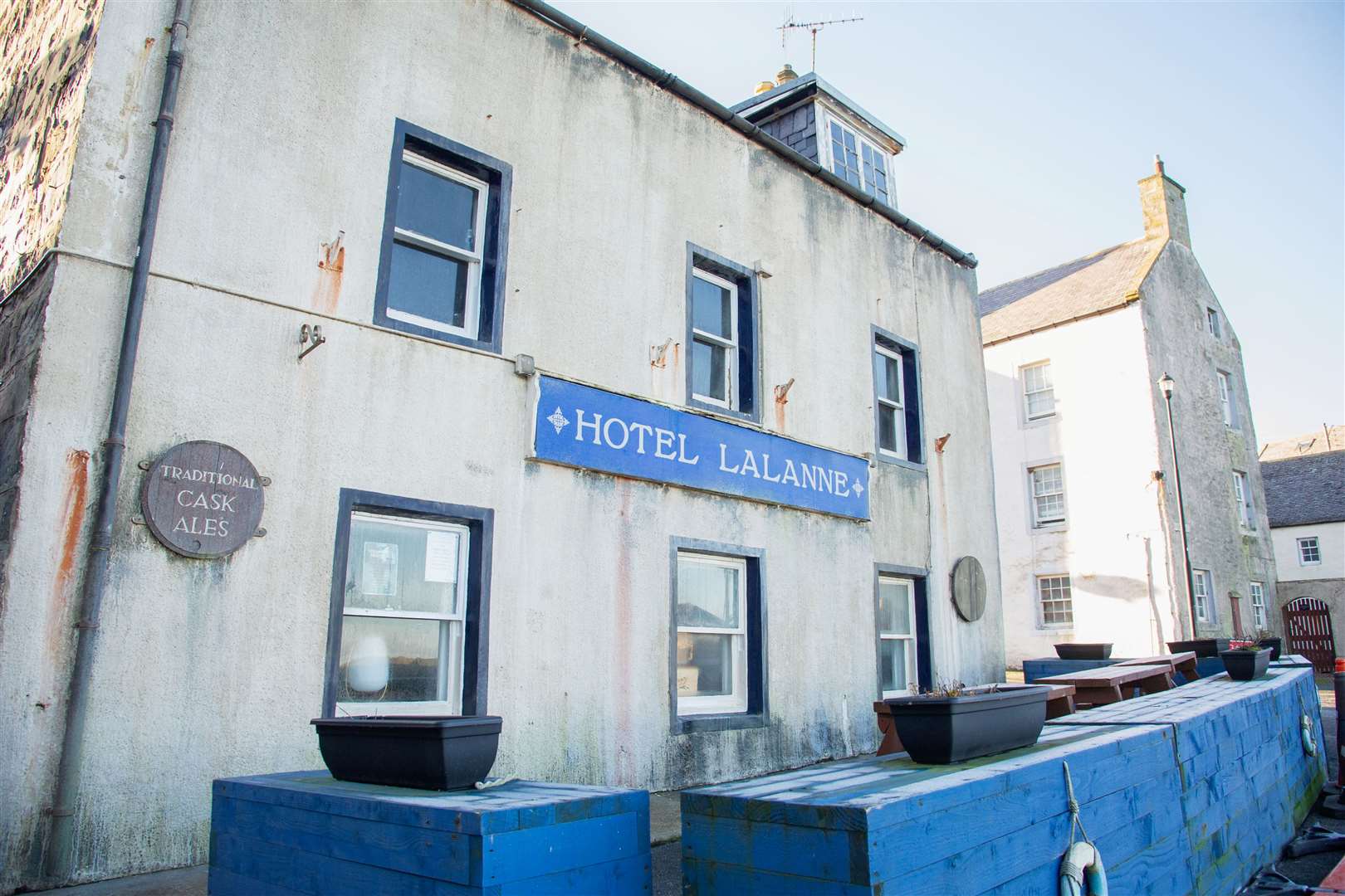 Le Shore Inn, à Portsoy, a été temporairement renommé "Localisation des hôtels de Lalanne" pour la prise de vue et peint dans un blanc cassé trouble.  Image: Daniel Forsyth.