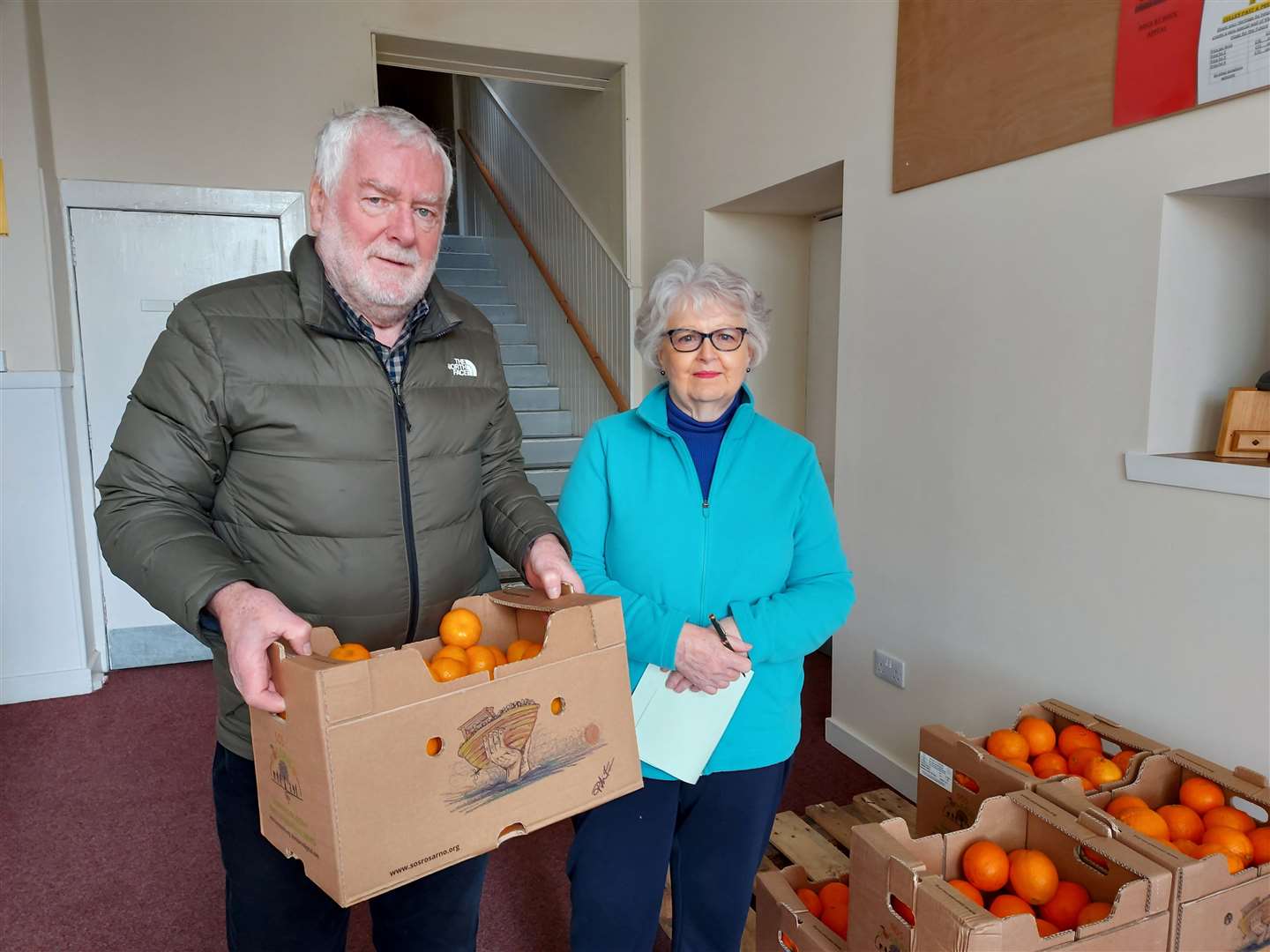 Brenda Gifford of The Three Kings Cullen Association and Alastair Rossetter of St Andrew’s Lhanbryd and Urquhart Church with a deivery of oranges.