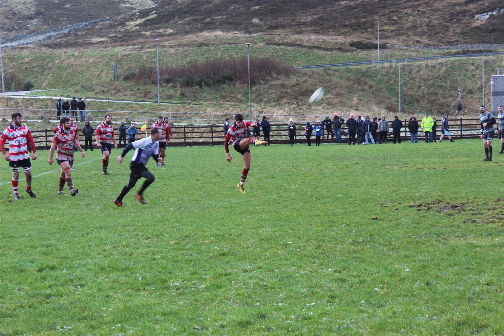 Rory Millar kicking for position from a penalty. Photo: Grant Mitchell