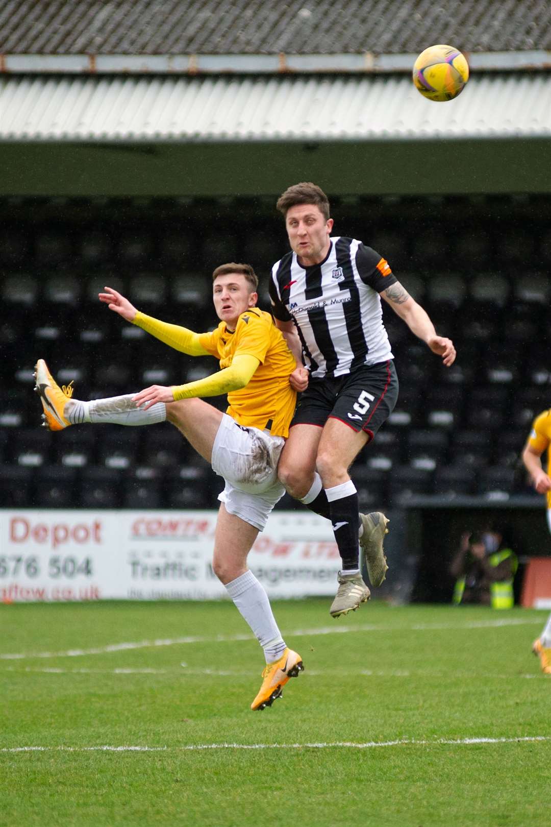 Stephen Bronsky wins a header against the club he has just joined, Edinburgh City. Picture: Daniel Forsyth..