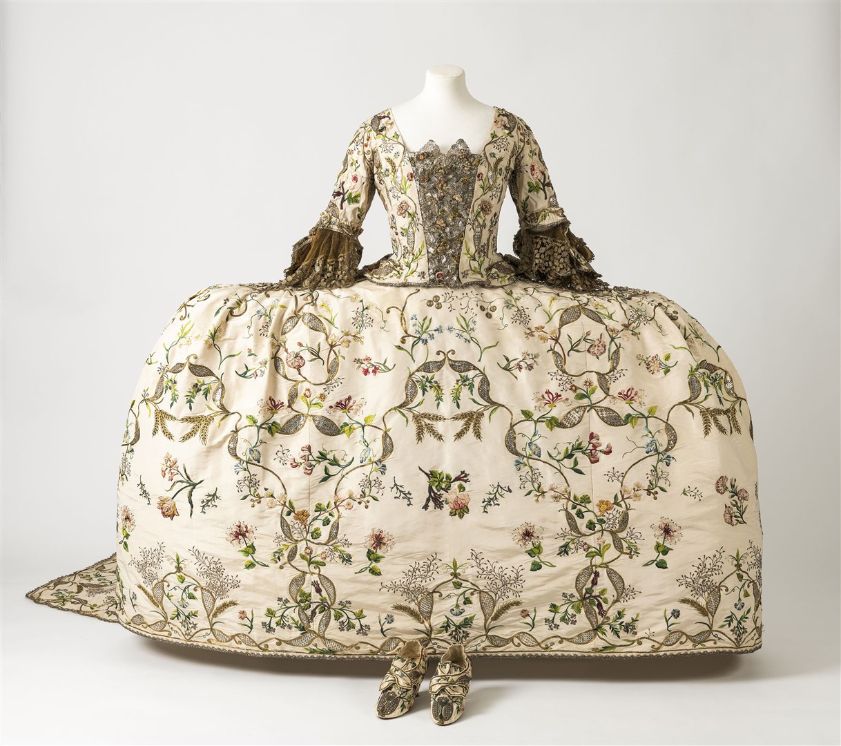 British, Court dress – gown, petticoat, stomacher and shoes – c.1740–60. Fashion Museum Bath