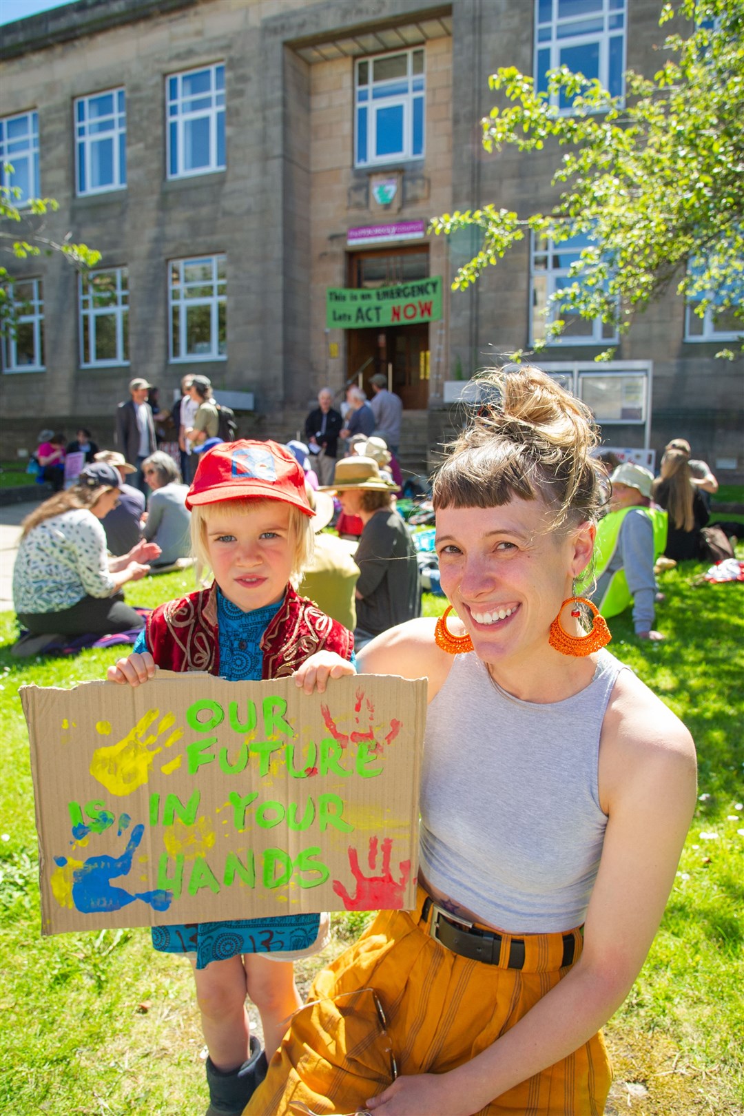 Ossian Lacasta MacIntyre and Rachael MacIntyre at the Moray Extinction Rebellion Group protest outside the Moray Council HQ. Picture: Daniel Forsyth. Image No.044315.